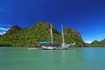 żaglówka zacumowana